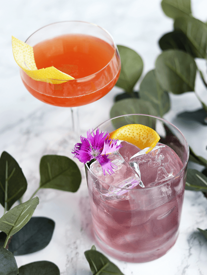 Персонал ресторана готовит блюда